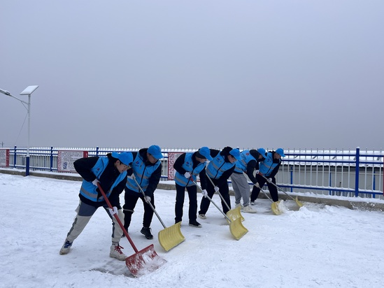 2024年1月17日,在东庄施工局开展清冰扫雪活动 (2).jpg