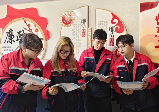 【党群工作】(第二分局)捧“廉册”,葆“廉心”—滦平抽蓄电站原创“廉洁示范手册”正式印发 (摄影:孟令婉).jpg