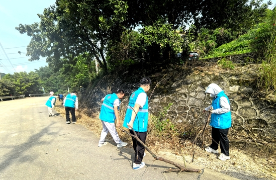 开展音乐会主会场沿线道路清扫行动——南方公司 逯世朝摄(2).jpg