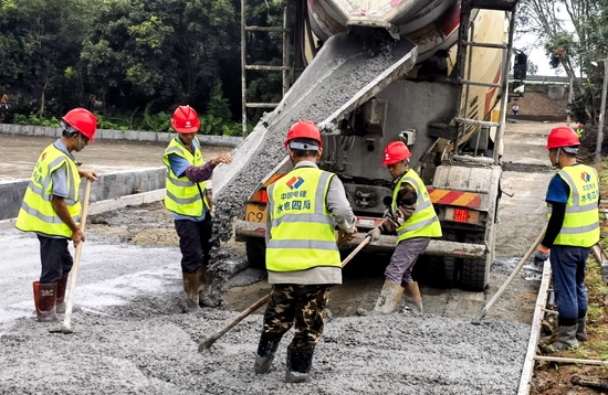 六都镇上坑村村口道路升级改造项目混凝土铺设—南方公司 胡文平摄.jpg