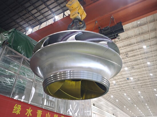 易县抽水蓄能电站机组转轮全部吊装完成.jpg