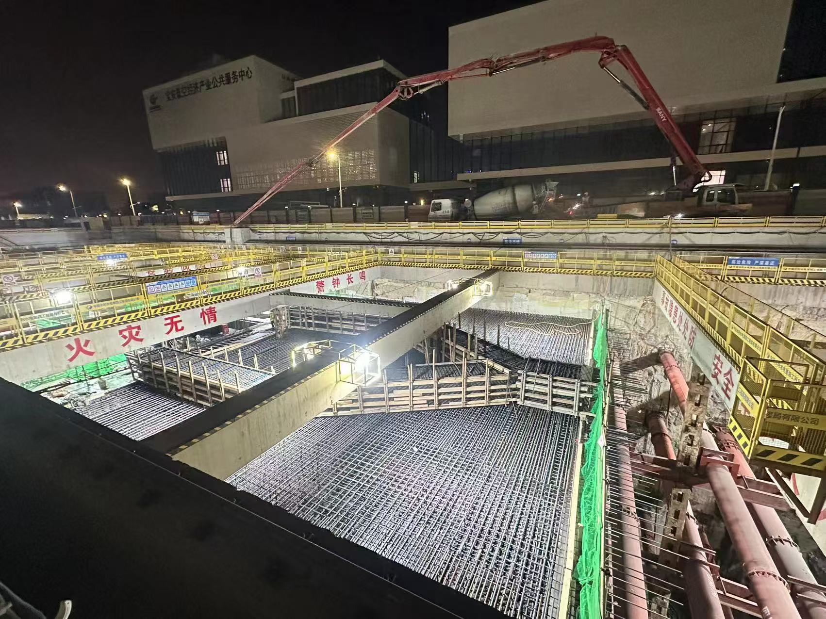 深圳地铁15号线项目金港站首段主体结构顶板浇筑完成