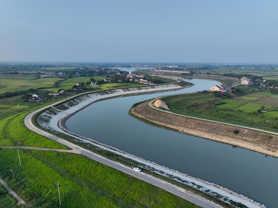 洞庭湖长春垸项目抛石护脚及护坡建设完工照片.JPG